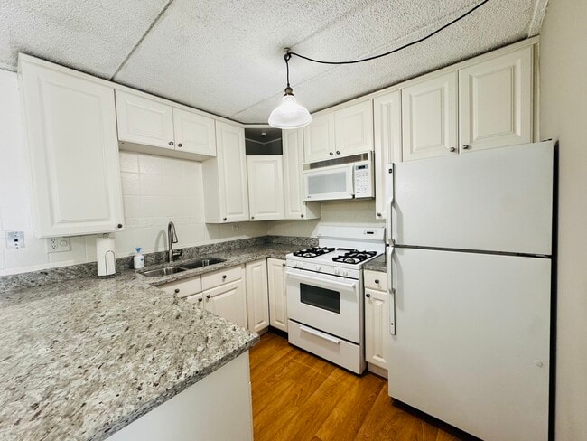 Building Photo - 5S070 Pebblewood Ln