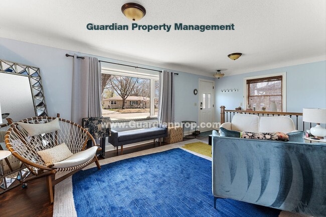 Building Photo - Move-in Special! Crystal Single Family Home, Fenced Yard, 2 Car Garage, Avail March