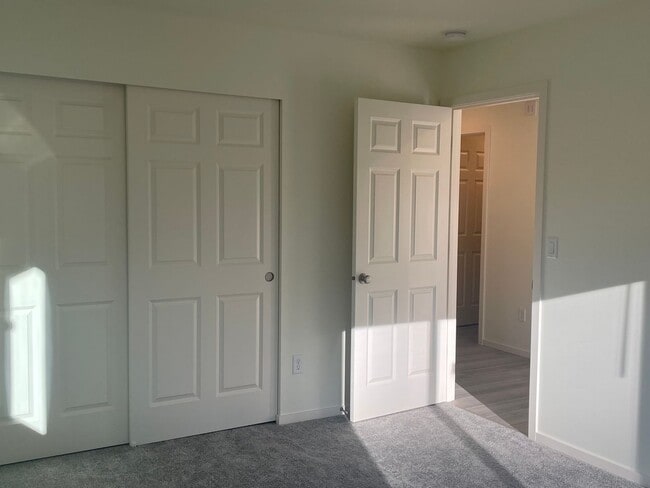 Building Photo - Single Level Freeland Home and Pet Friendly!