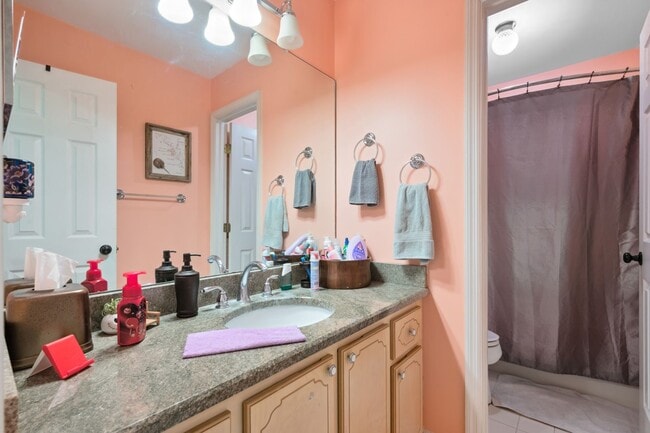 Building Photo - Everything included in rent price!! All ut...