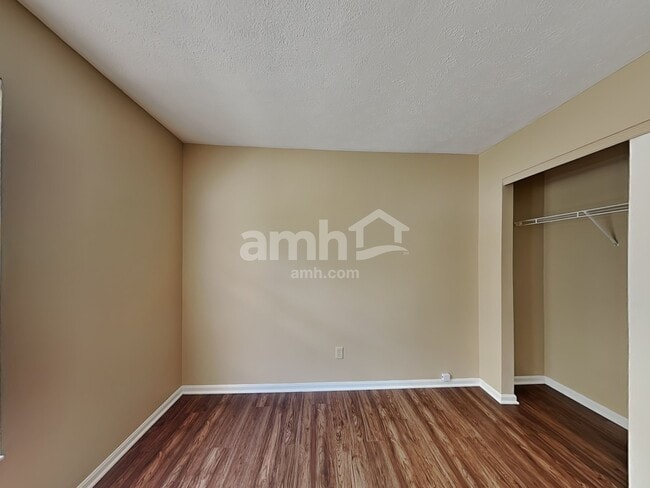 Building Photo - 10 Bobwhite Ct
