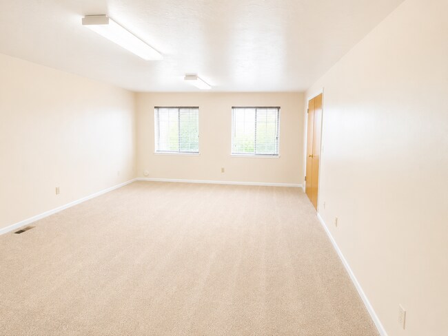 Building Photo - 462 W 175 N St