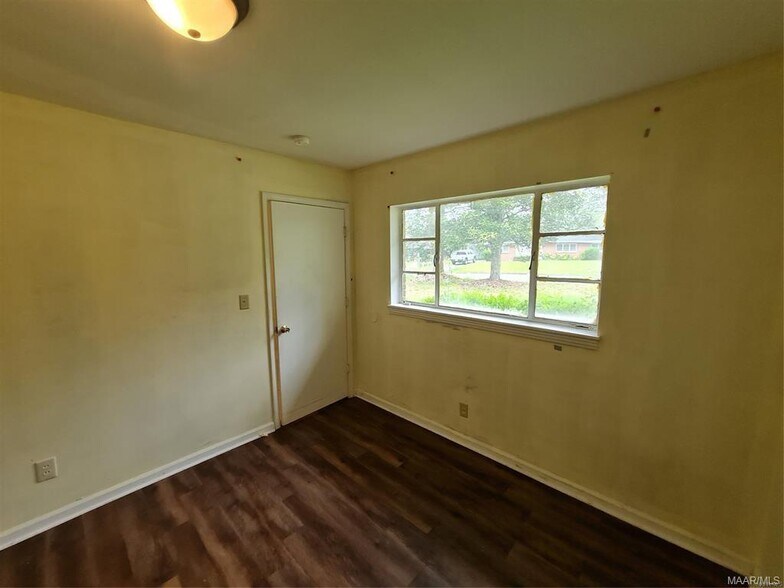 Building Photo - 1220 Lynwood Dr