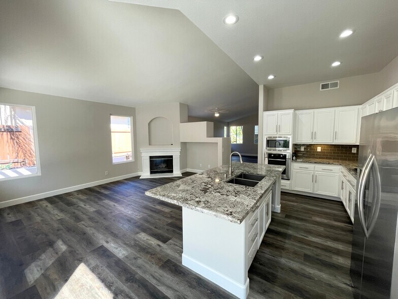 Building Photo - 1249 Bernardo Ave