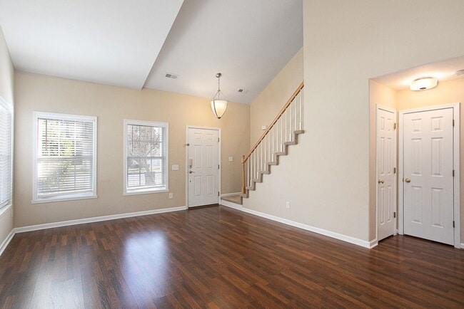 Building Photo - 3 bedroom home with large, fenced backyard convenient to RTP!