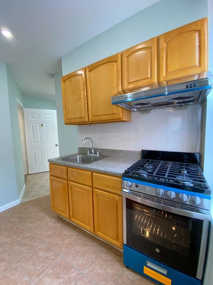 Kitchen - 1414 Snyder Ave