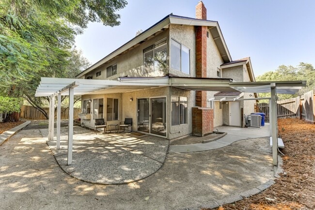 Building Photo - STUNNING 4BD / 2.5BTH SINGLE FAMILY RIGHT ...