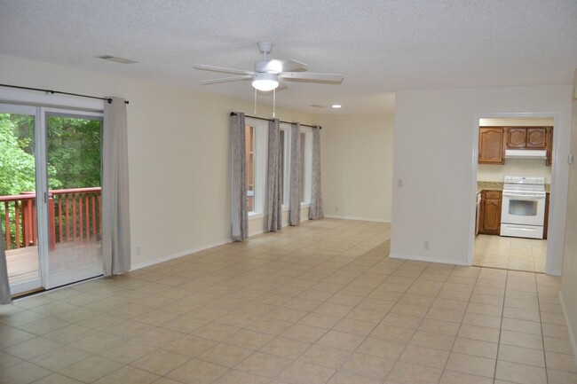 Building Photo - West Gate Area | Townhome | Unfurnished