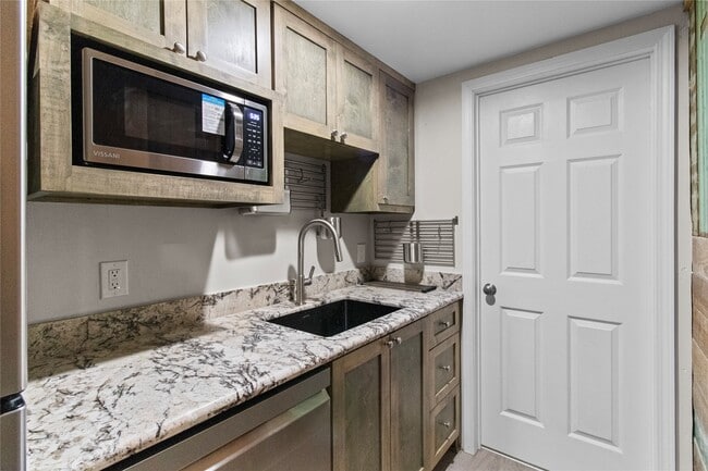 Building Photo - 2603 Bernardo De Galvez Ave