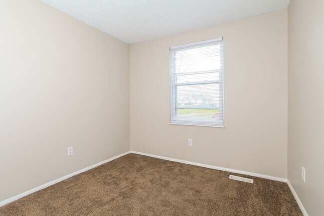 Building Photo - Beautiful Tri-Level Home!