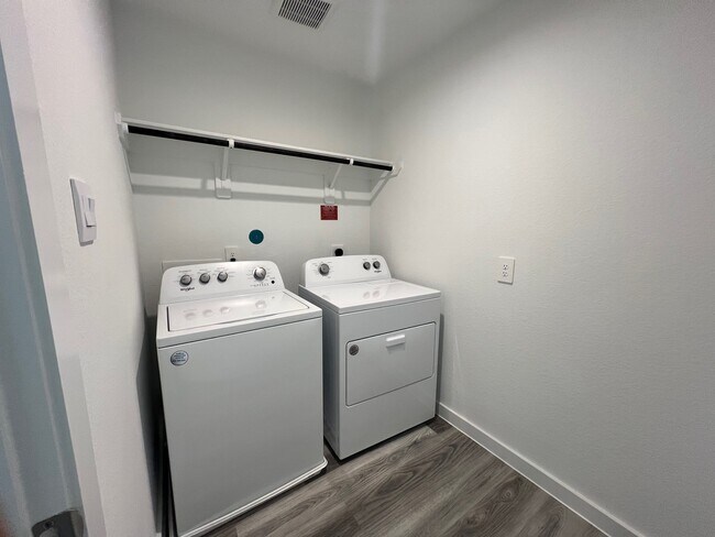 Building Photo - 3220 Crown Gate Dr