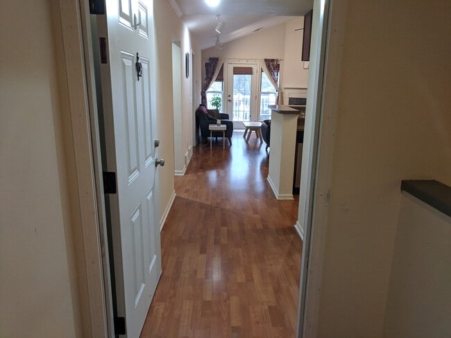 Building Photo - 13 Captains Ct