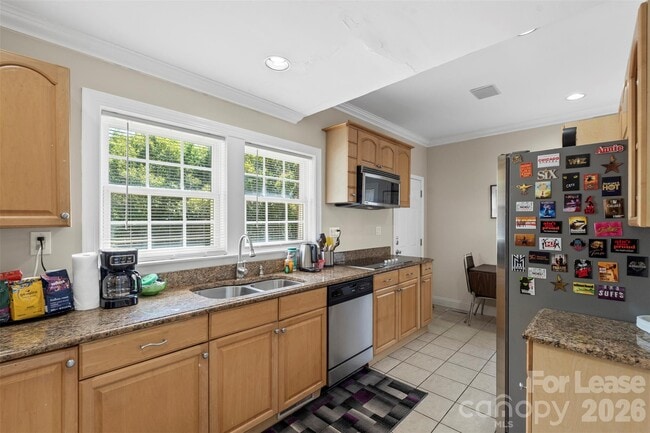 Building Photo - 703 S Summit Ave