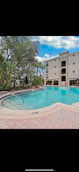 Building Photo - 501 Knights Run Ave