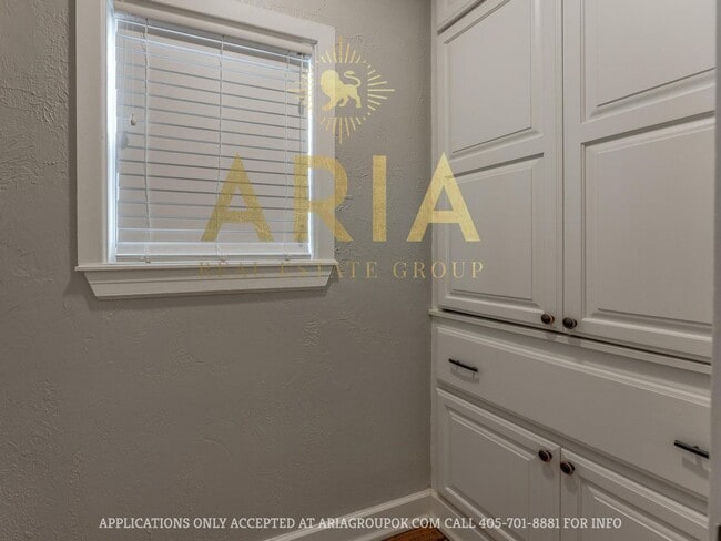 Building Photo - Updated & Adorable 2 Bed/1 Bath Space in t...