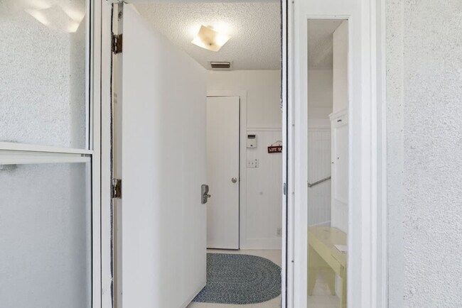 Building Photo - 2900 Ocean Dr S