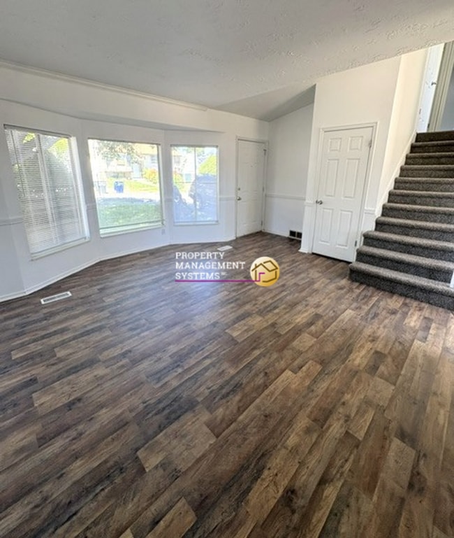 Building Photo - 3 Bedroom Home in Kearns