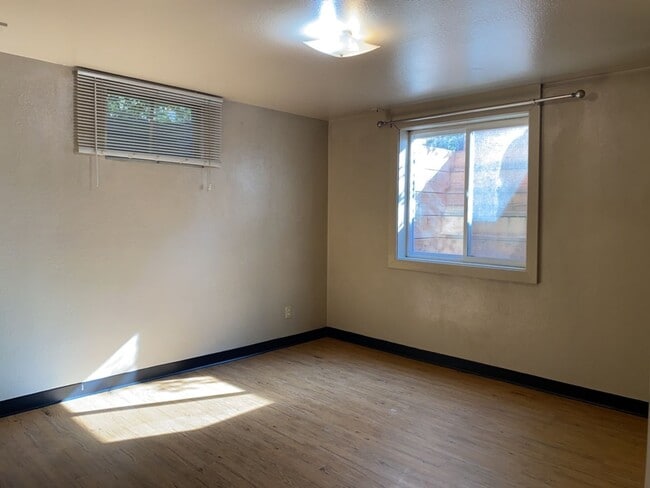 Building Photo - STUDENTS WELCOME! 5 Bed 2 Bath Ranch House w/ Basement