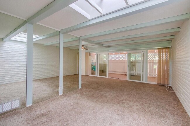 Building Photo - Large and bright condo in the Grossmont Vi...