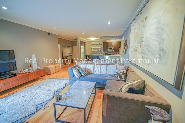 Building Photo - Don't miss out! 2 Bed 2 bath ready to go!