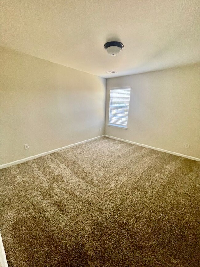 Building Photo - Stunning 5-bedroom, 2.5-bathroom home | Lo...