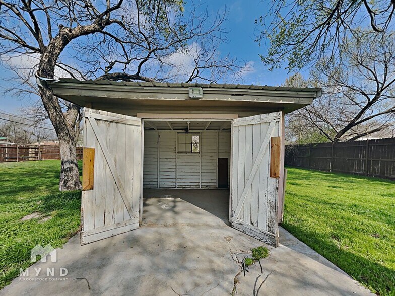 Building Photo - 320 N Main St