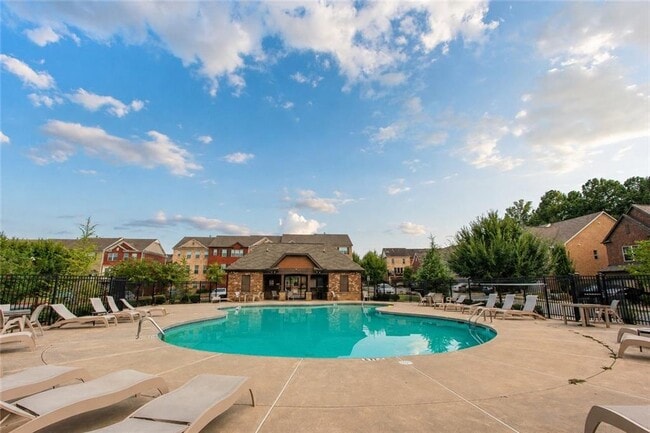 Building Photo - 2132 Greencrest Cir