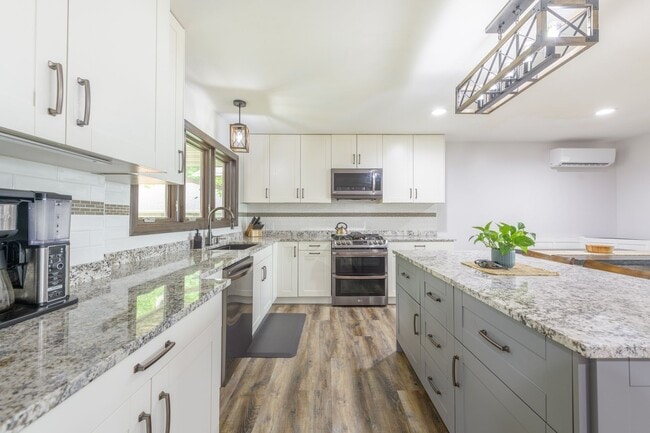 Building Photo - Rare green lake lake home for long term re...