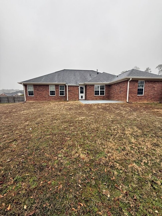 Building Photo - HOME FOR LEASE 4 BR 2 BATH RANCHSTYLE  SPLIT FLOOR PLAN AND OPEN  LARGE  FENCED BACKYARD  CONVENI...