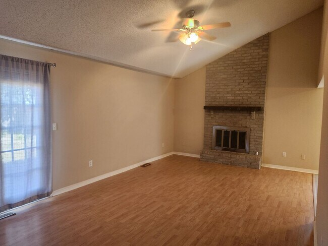Building Photo - Nice 3/2/2 home on edge of town with easy access to highways