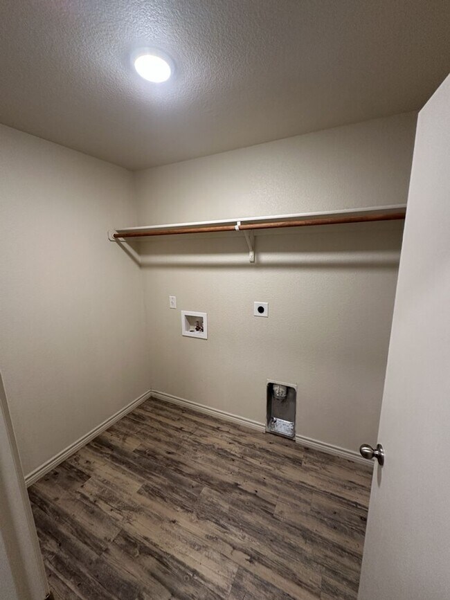 Building Photo - AVAILABLE NOW! (SECTION 8 ACCEPTED)