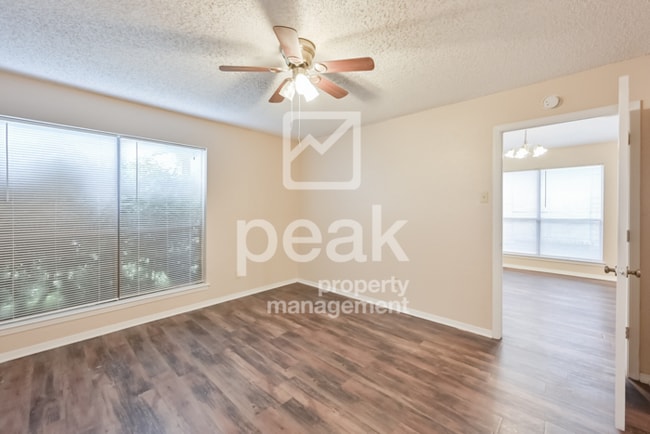 Building Photo - $1,549! 2/Bed1.5Bath duplex in Arlington!