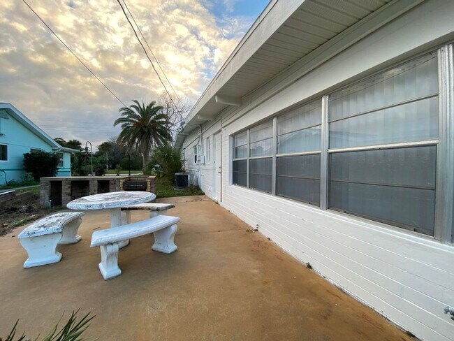 Building Photo - Beautiful 3/2 on Riverside Dr.
