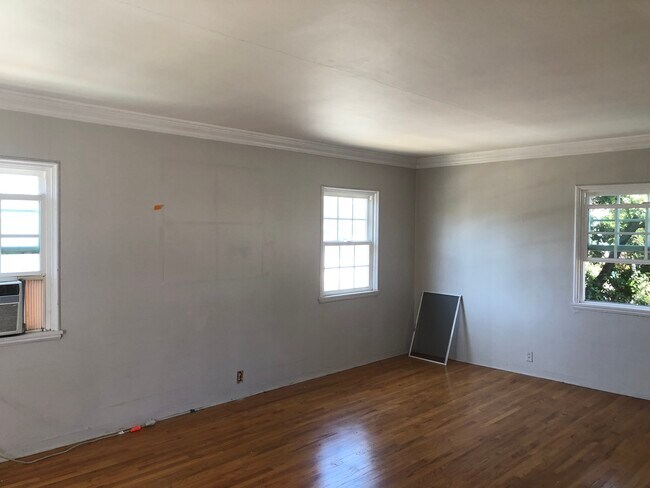 Building Photo - 1040 S Genesee Ave