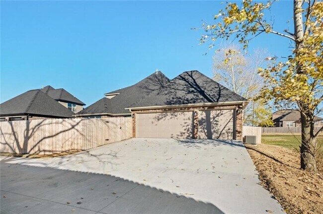 Building Photo - 585 S Rainbow Rd