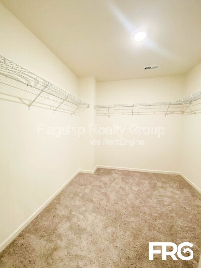 Building Photo - 300 Kenison Way