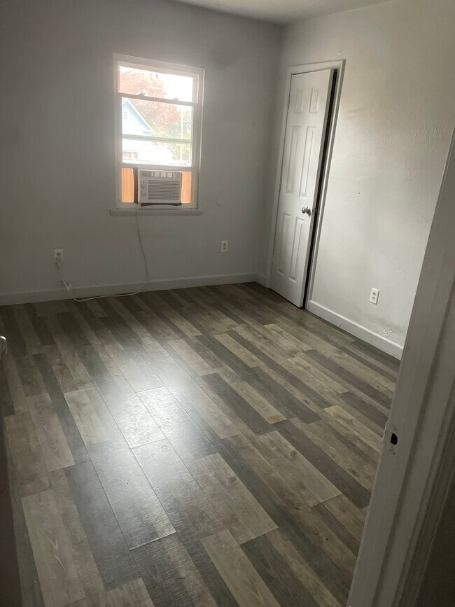 Building Photo - 113 W Ash St