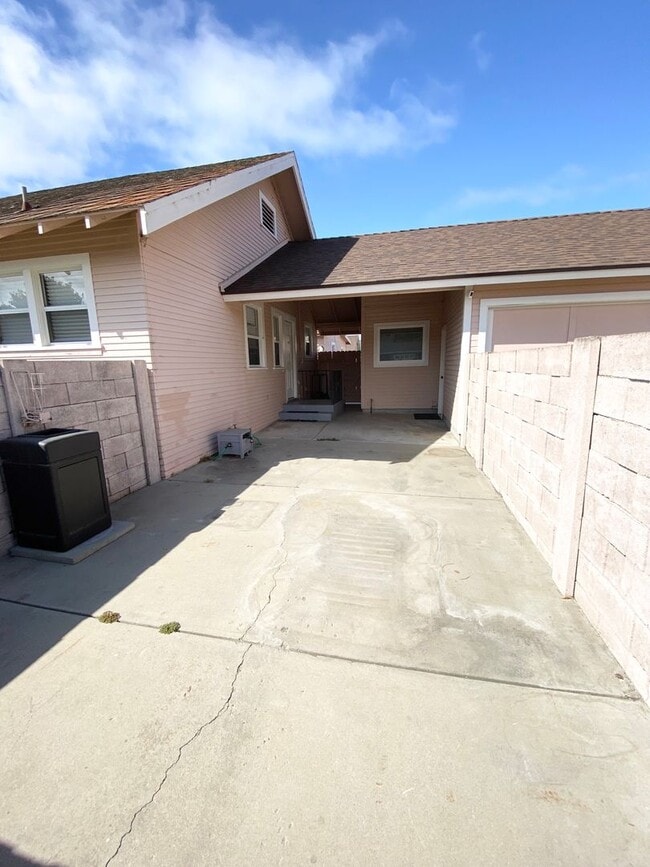 Building Photo - H203-211-P