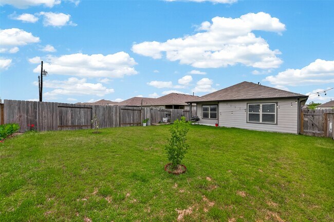 Building Photo - 10411 Meadow Saffron Dr