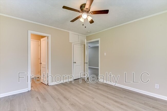 Building Photo - 924 Royalette Ave