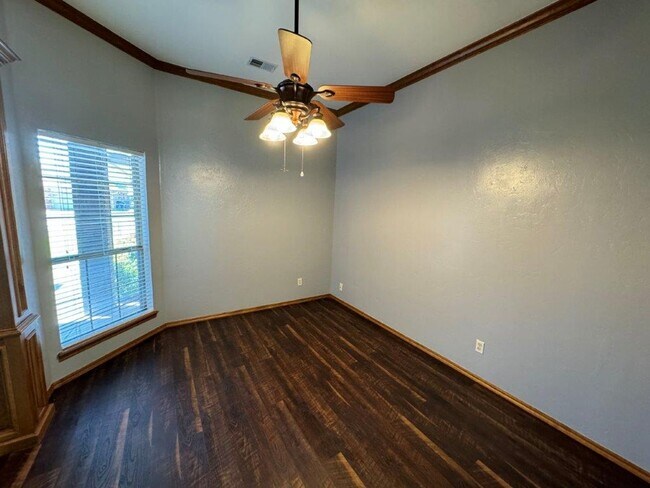 Building Photo - 4 bed, 2 bath ,3 car with storm shelter! B...