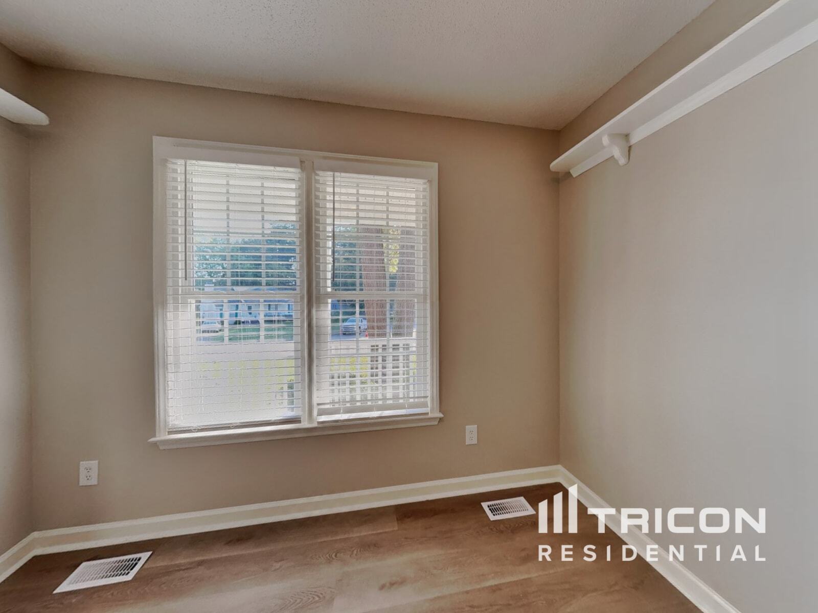 Building Photo - 1004 Spruce Dr