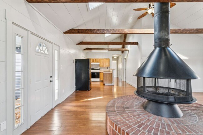 Building Photo - Home for rent with large backyard! 2306 Plum St