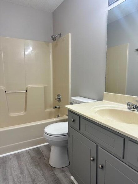 Building Photo - 705 Gale Dr NE