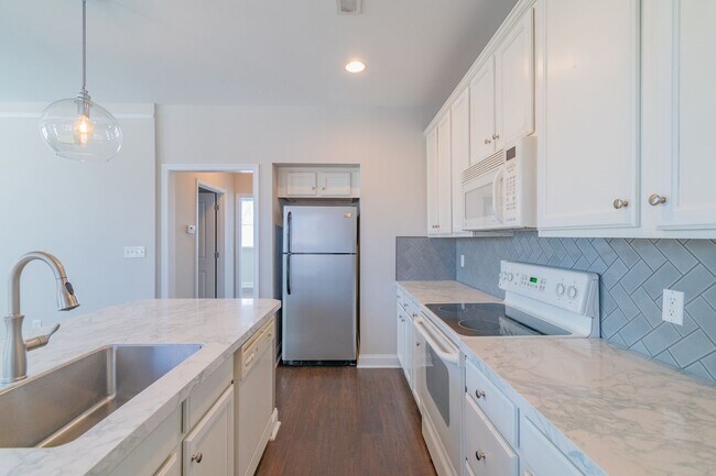 Building Photo - Conveniently Located Condo in Elizabeth Village!