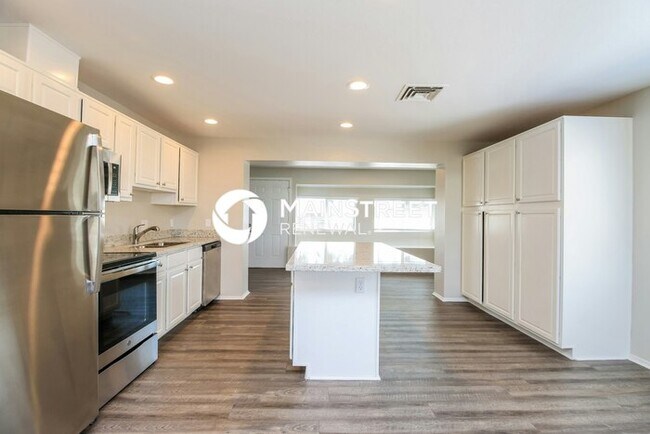 Building Photo - 3 Bedroom Pet-Friendly Home in Mesa, AZ with Main Street Renewal