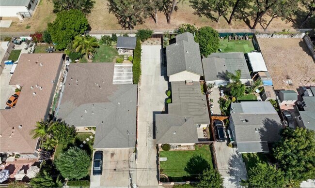 Arial view (front right) - 2052 Pomona Ave