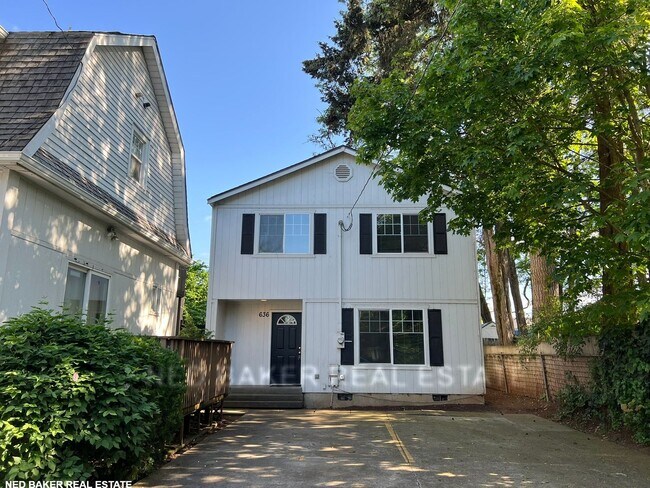 Building Photo - 3Bd/1.5Ba Two Story House - Available to View!