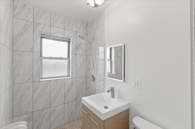 Building Photo - Large Studio in Andersonville