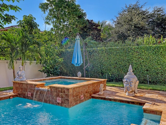 Building Photo - 2227 Ridgewood Cir